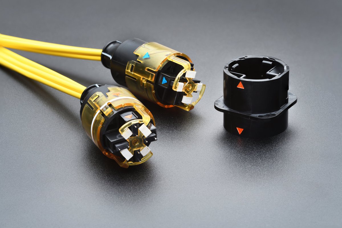 cablingmag's tweet image. Check out this new self-cleaning, self-protecting multifiber connector from @SwickDesign.  We found it in the @SEL_FiberOptics booth at the recent @BICSI show. cablinginstall.com/connectivity/a…