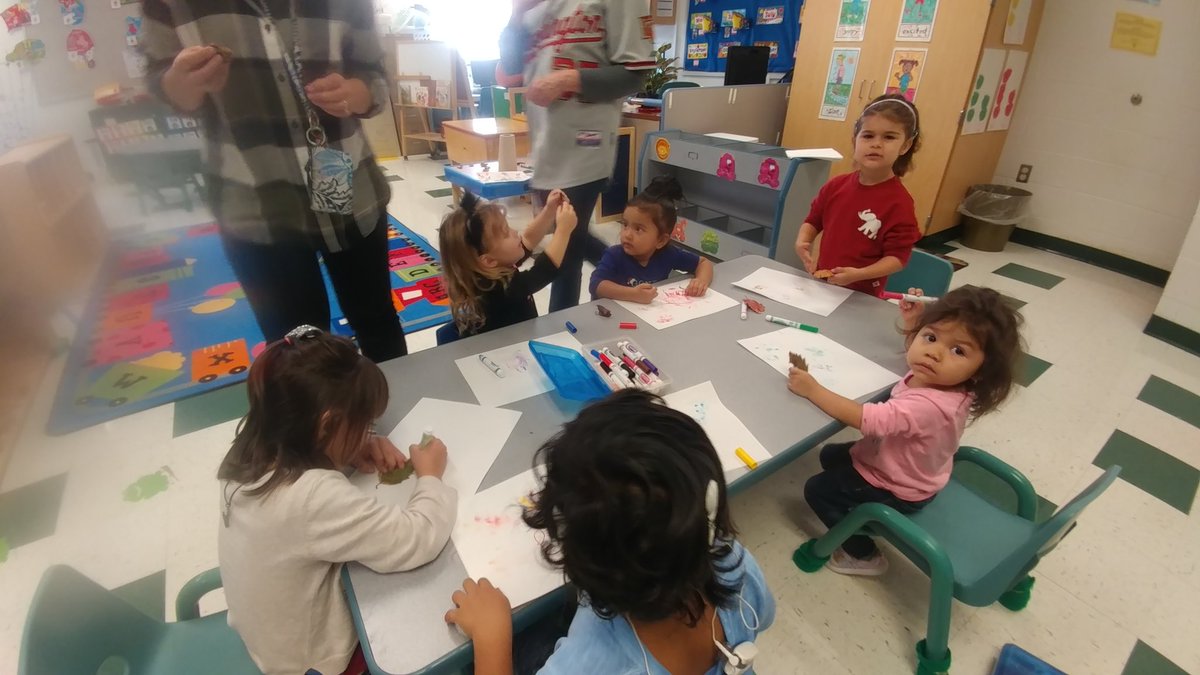 Colespkdhh's tweet photo. Preschool Art today!  Hitting our goals! Following two step directions, using an interpreter, working with different adults.  Thank you to our wonderful interpreters for working us in!! #Kindergartenready
@ColesRoadrunner @ArtMrsH @SignsAndCues https://t.co/q2cAXC908K