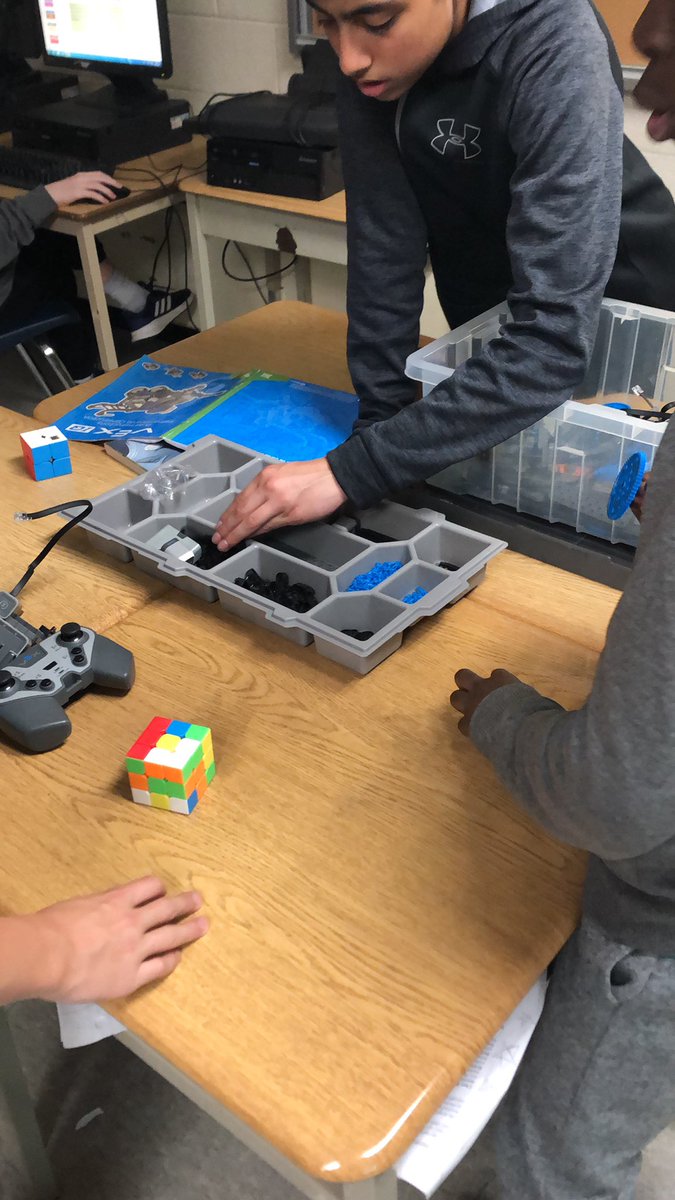 RitterMr's tweet image. Working with @VEXRobotics to build and code for #FunFriday @RoboticsHWDSB