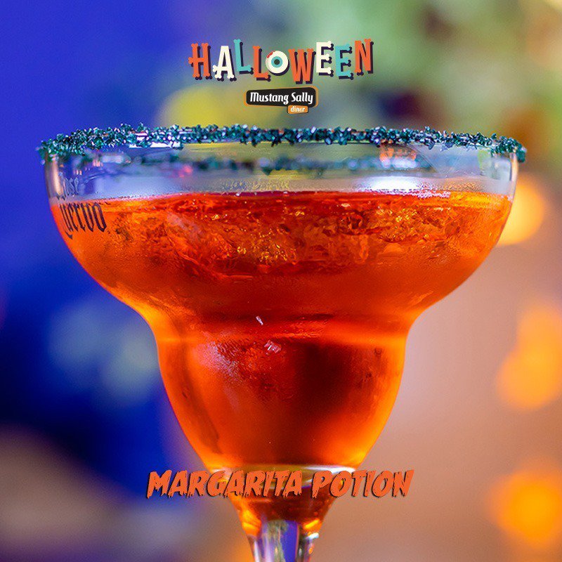mustangsallybar's tweet photo. Este dia merece um brinde. Mas não um brinde comum, e sim um brinde cheio de magia, feito com a nossa Margarita Potion. Ela combina Jose Cuervo, Triple Sec, xarope de açúcar, limão, corante e Halloween Sugar para enfeitiçar princesas e bruxinhas! Vai encarar? 🦇🍹👻 https://t.co/hX3aAk4Xpu