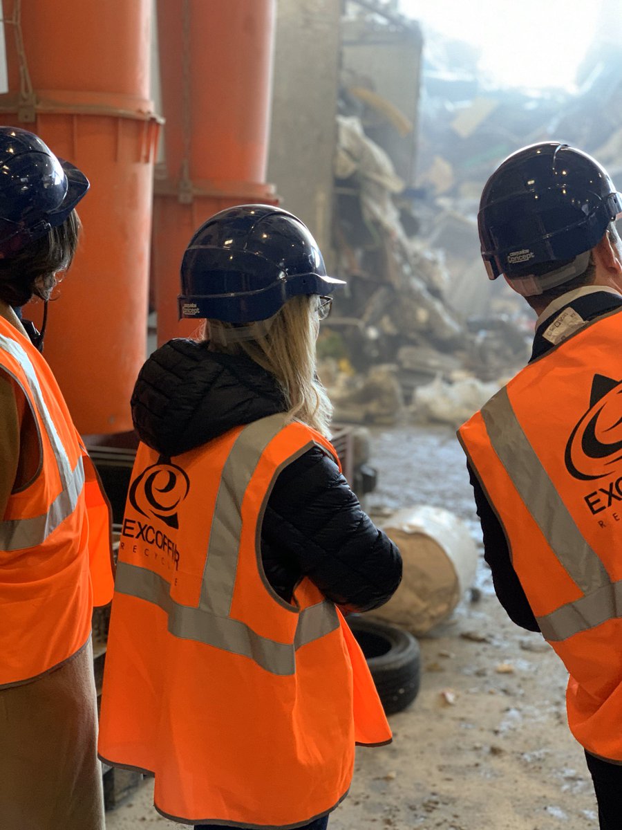 ExcoffierRecyc1's tweet photo. Frédérique Lardet, deputée de la 2ème circonscription de la Haute-Savoie nous a rendu visite sur notre centre de tri de Villy-le-Pelloux dans le cadre de sa réflexion sur le projet de loi Économie Circulaire. #excoffierrecyclage #tri #déchets #economiecirculaire #hautesavoie https://t.co/oCgHjkhILA