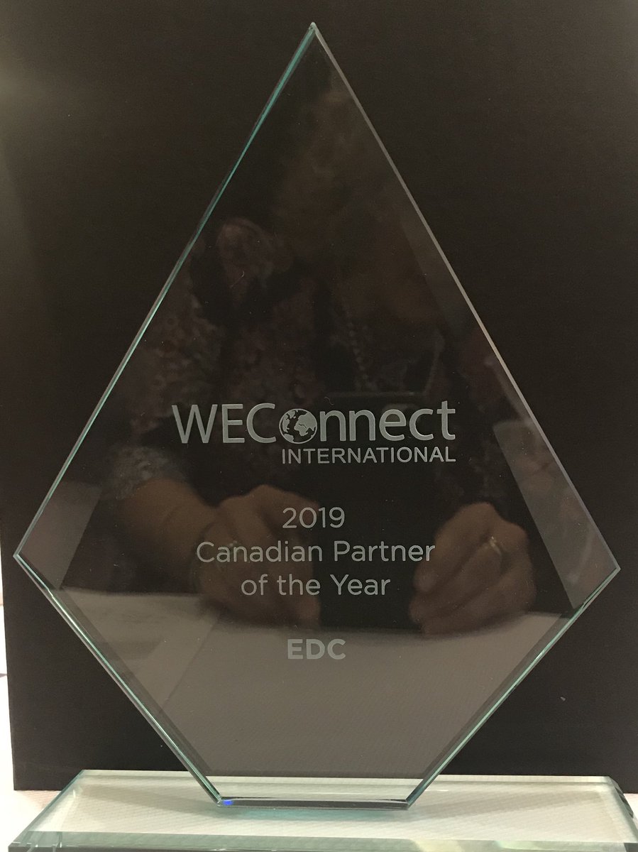 JennCooke_'s tweet photo. I was so proud to accept the @WEConnectCanad1 award for @ExportDevCanada Partner of the Year supporting diverse 🇨🇦entrepreneurs and supplier diversity. #EDC is committed to working with all our partners to support diverse Cdn businesses to go global and succeed. 🙏 https://t.co/6Kq6E1sy8M