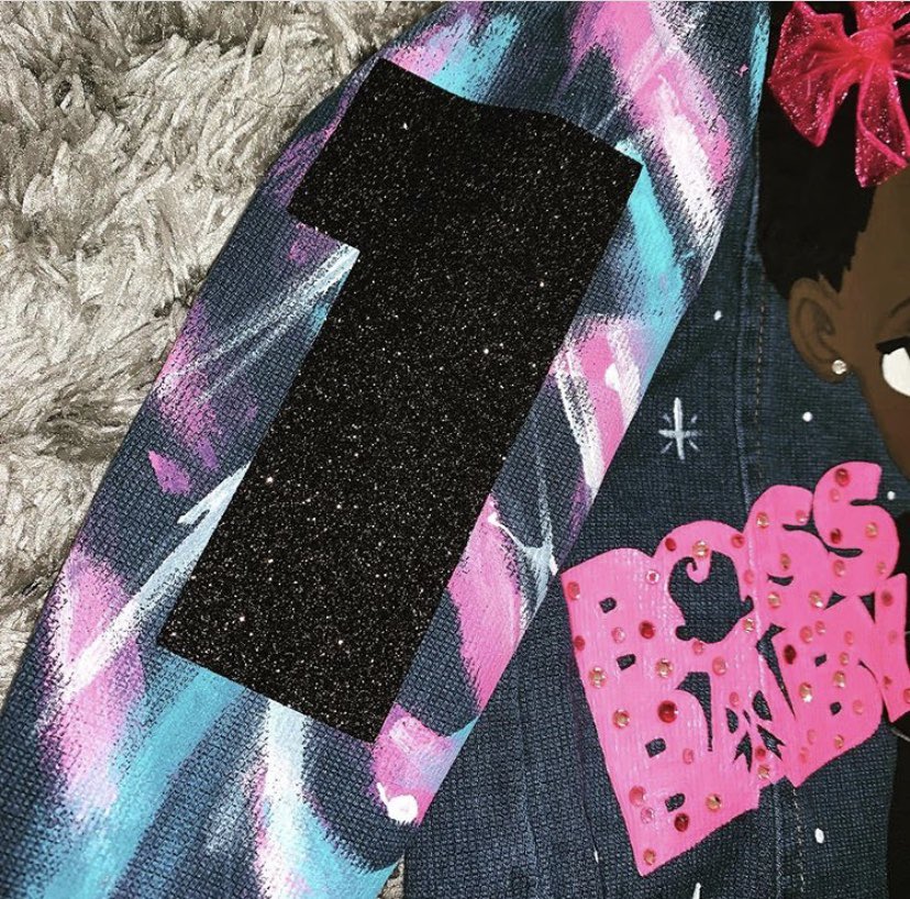 createamoon_'s tweet image. 𝑱𝒂𝒄𝒌𝒆𝒕𝒔:
Custom handpainted 🎨 GIRL Boss Baby jacket! 🍼💕💼👶🏾💕
(The “1” and “ARYANNA” are vinyl)
#bossbaby #acrylic #vinyl #customjacket #customized #custommade #custombossbaby #kidscustomjacket #bossbabybirthday #girlbossbaby #disney #bossbabytheme #bossbabygirl