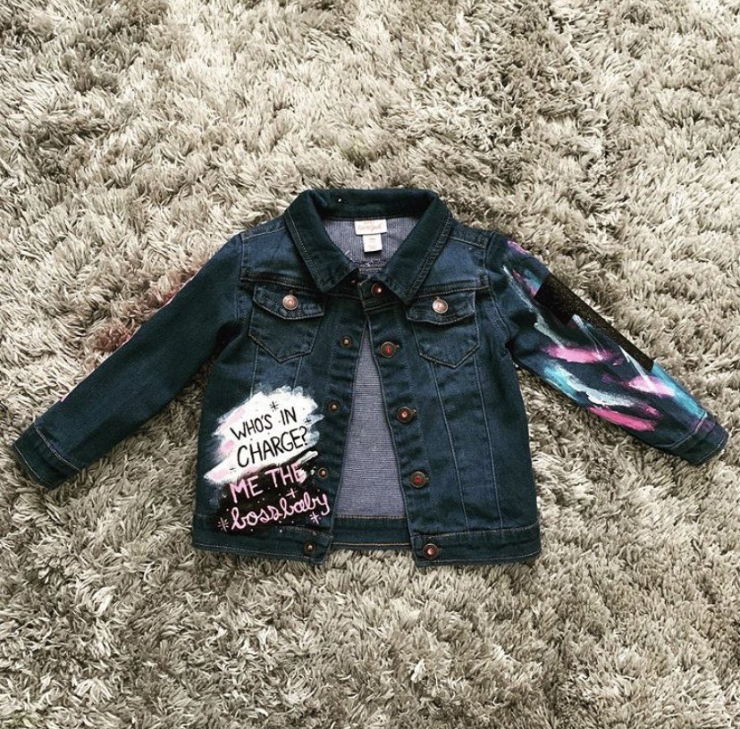 createamoon_'s tweet image. 𝑱𝒂𝒄𝒌𝒆𝒕𝒔:
Custom handpainted 🎨 GIRL Boss Baby jacket! 🍼💕💼👶🏾💕
(The “1” and “ARYANNA” are vinyl)
#bossbaby #acrylic #vinyl #customjacket #customized #custommade #custombossbaby #kidscustomjacket #bossbabybirthday #girlbossbaby #disney #bossbabytheme #bossbabygirl