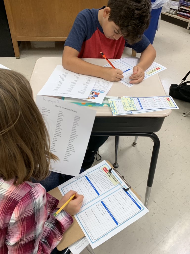 TishKatalinic's tweet photo. Literature Circles in 4οΈβ£th grade πππβοΈ#swd123 #keepkidsreading #charactertracker https://t.co/Lk81PhPglC