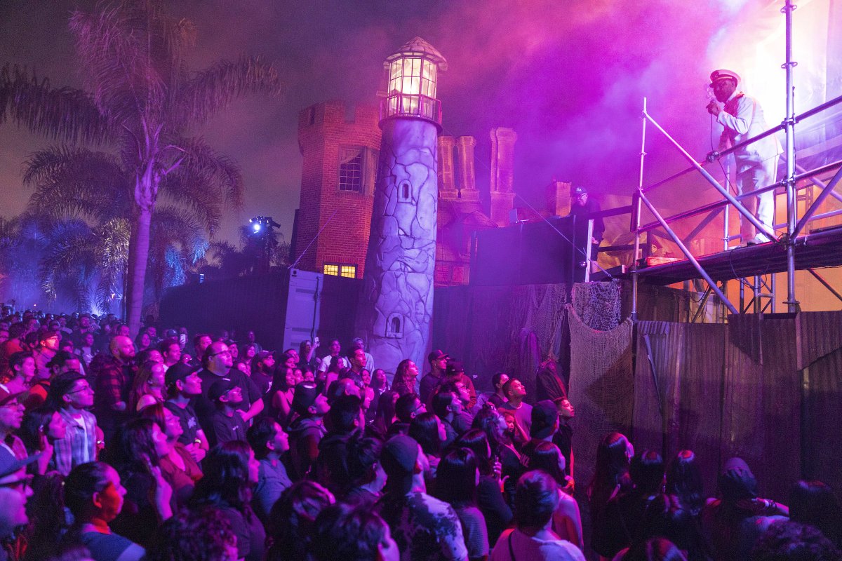 Give us a 🙌 if it's time for you to TREAT YO'SELF! May we suggest that you indulge in our VIP ticket: bit.ly/darkharbor2019