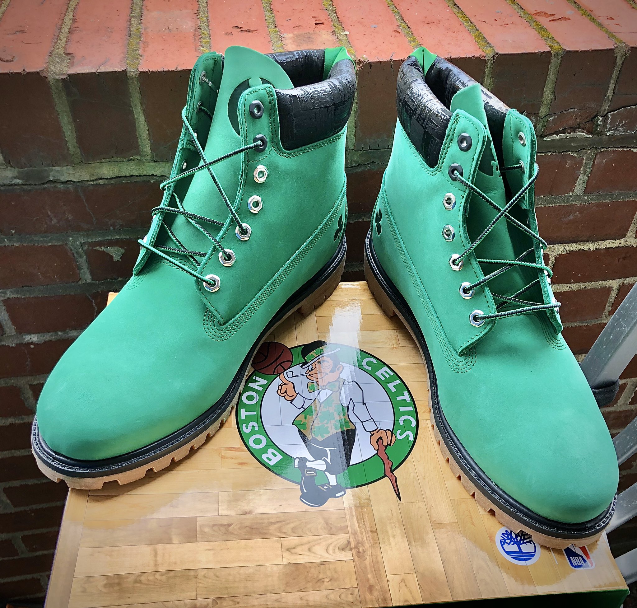 Ο χρήστης Jared στο Twitter: "Timberland released new Celtics themed boots today in time for the fall and they are absolute fire, including a floor pattern on the ankle