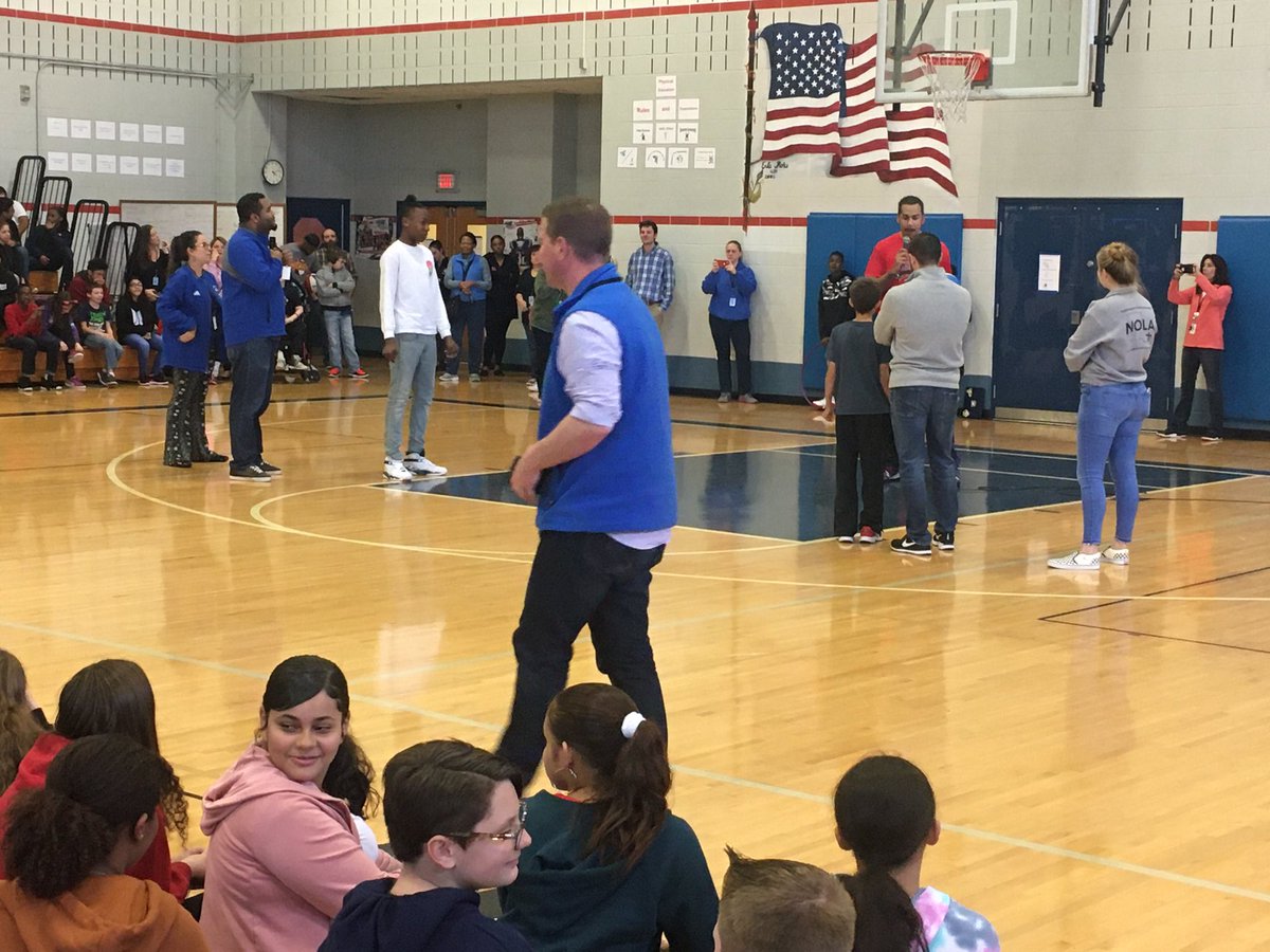 cmsap1's tweet image. CMS welcomes @HarlemWizards for some shooting practice @CMSCoachO @cmshappenings #gowizards #gosharks