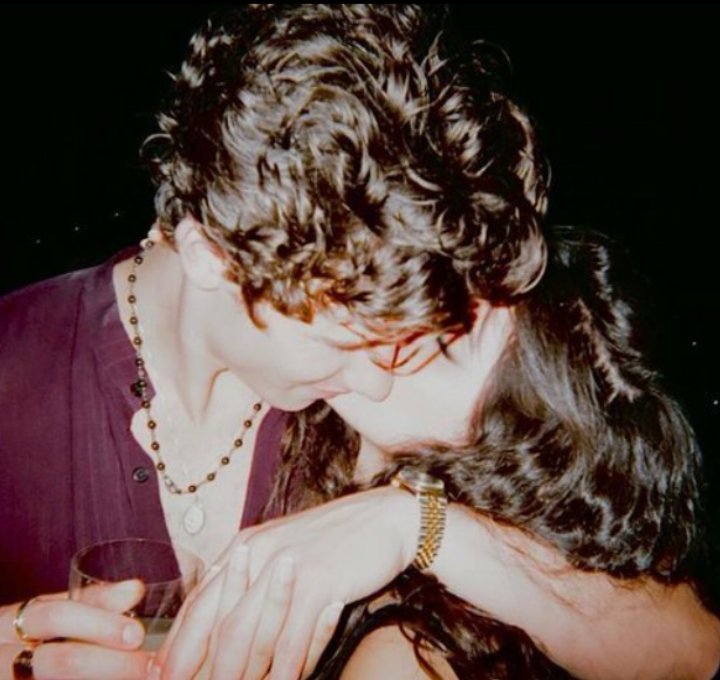 tuittasonza's tweet photo. É casal que expõe tanta foto na rede e não é de verdade / É casal que se ama demais e preserva sua intimidade.
#shawmila #camren https://t.co/heeeViR3k9