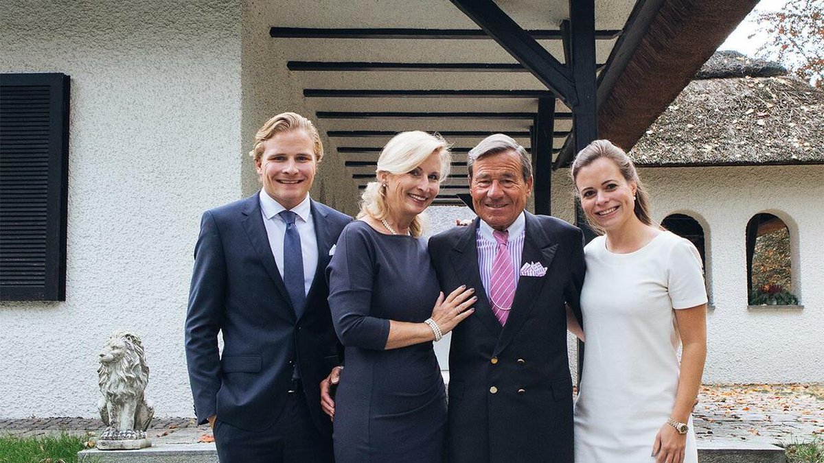 wiwo's tweet photo. Ein Patriarch, seine Frau, seine Kinder. Eine Villa auf der Schwäbischen Alb, ein Affe, ein Helikopter. Das ist die Geschichte von Wolfgang #Grupp, Deutschlands bekanntestem Mittelständler – und die seiner Familie. #Trigema  https://t.co/ncKOantDPQ https://t.co/OnP6wiGg69