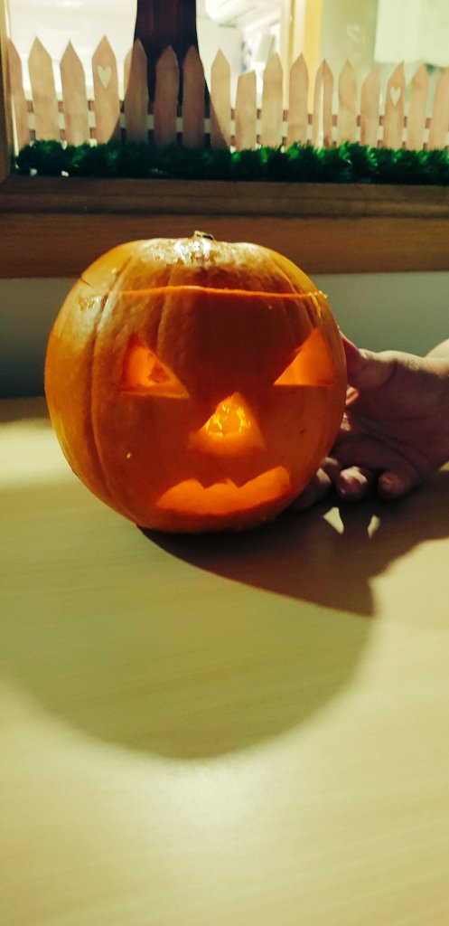 Pumpkin carving and halloween decorating at Beckett Place. Happy Halloween !!! 🕷🦇 <a href="/PennineCareNHS/">Pennine Care NHS FT</a>