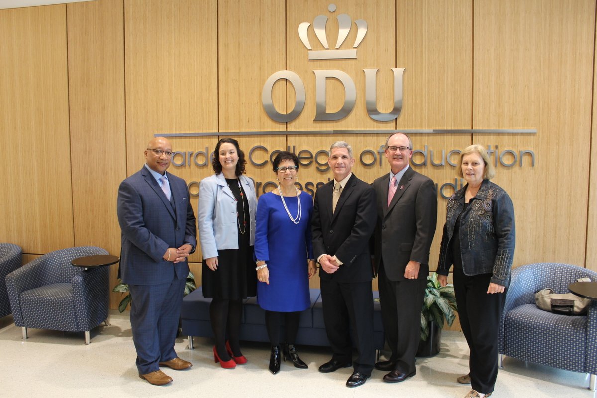 We were very pleased to award our distinguished faculty today from our departments at the 2019 Darden Fellows Award Luncheon! Photos from the event are attached in the Flickr link below!

ow.ly/4WV450wU9qo