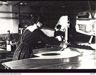 WomenAtWarBot's tweet photo. NORTHFIELDS, ENGLAND. WOMEN AT WAR WORK PAINTING THE COCKADES ON THE WINGS OF SE5A AIRCRAFT IN AN AIRCRAFT FACTORY NEAR BIRMINGHAM. (BRITISH OFFICIAL PHOTO BB538): https://t.co/NwDseJdbxY https://t.co/rarekpcN6y