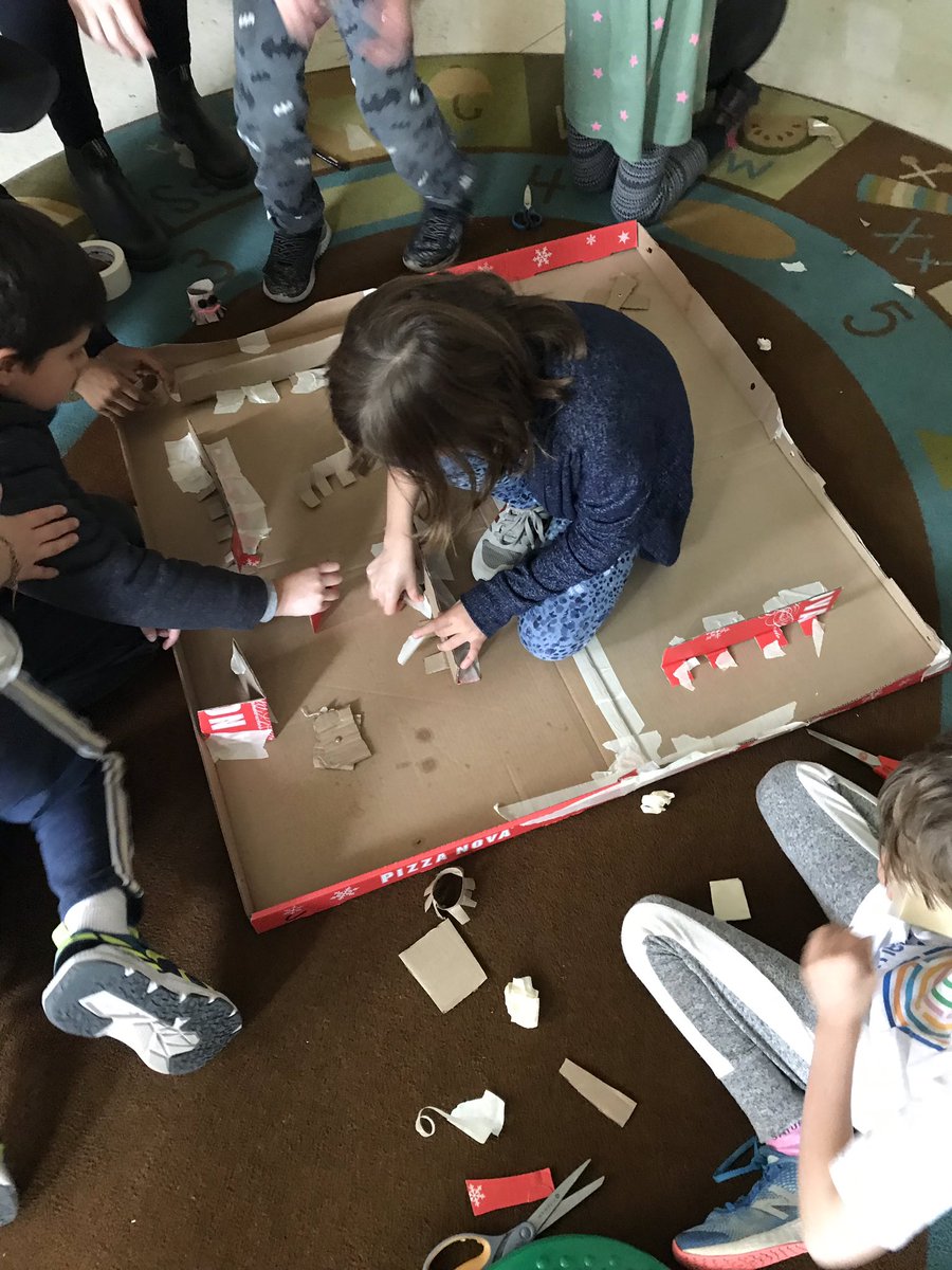 ClintonTDSB's tweet photo. Room 207 is collaborating and creating their STEAM challenge! They are building a Pac Man stadium. Amazing learning!  @TDSB_STEM https://t.co/7Qn3cqpHFJ