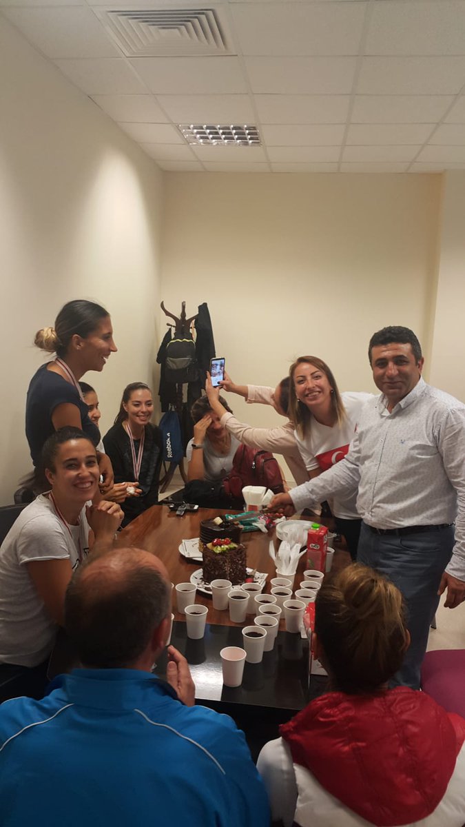 emredelen35's tweet photo. Milli Eğitim Bakanlığınca düzenlenen 24 Kasım Öğretmenler Günü etkinlikleri kapsamında "Türkiye Öğretmenler Kupası" turnuvası, İzmir ili bayan voleybol branşında Karabağlar İlçe Takımı, bugün yapılan final maçında Gaziemir İlçe Takımını mağlup ederek İzmir şampiyonu olmuştur. https://t.co/ylYd906ilg