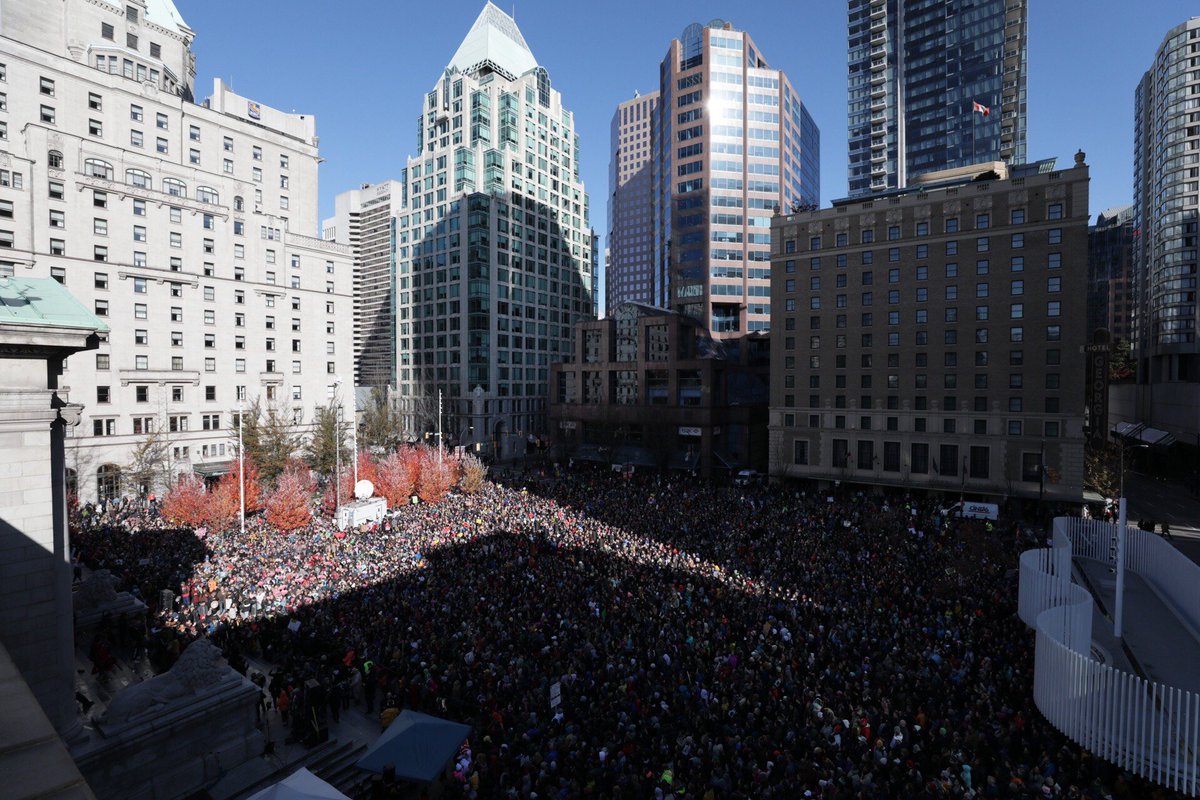 clementvanc's tweet photo. La manifestation pour le climat au centre-ville de Vancouver. @GretaThunberg attendue cet après-midi. #icicb Photo de notre collègue photographe Maggie MacPherson. https://t.co/HlHJRuvloe