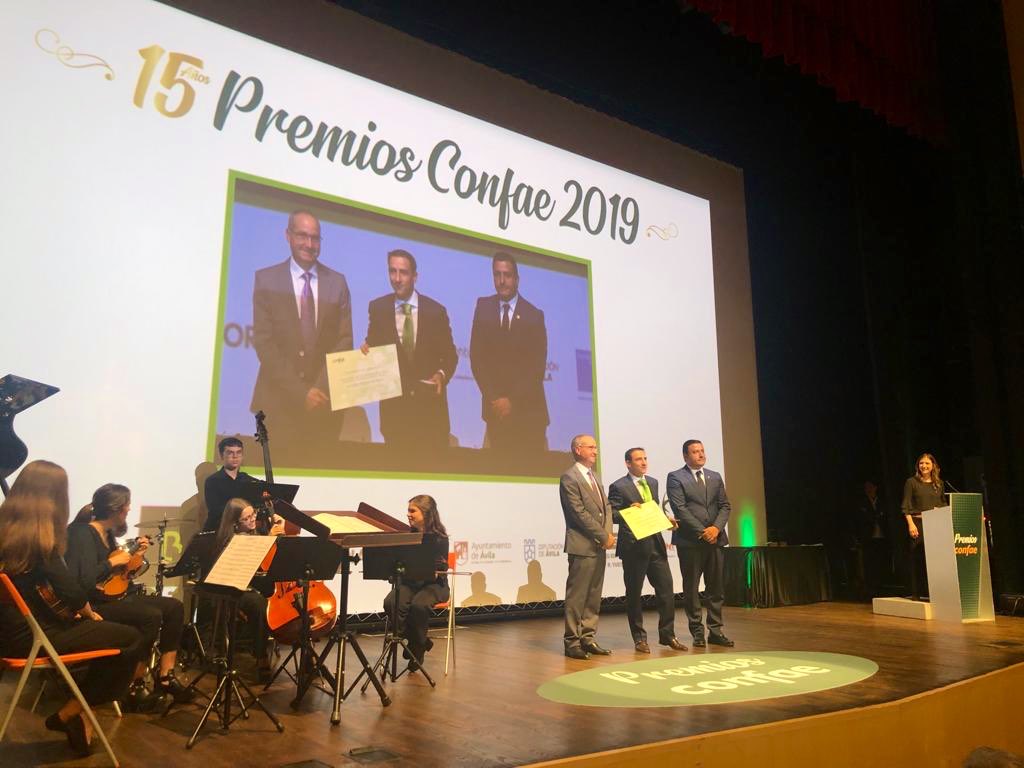 Avilaautentica1's tweet photo. Ángel Rodríguez de @tahonasotillo recibe el Premio Empresa Innovadora en el #mediorural de @Confae . Desde #avilaautentica nos sentimos muy orgullosos de contar entre nuestros asociados con profesionales llenos de ilusion como Ángel. ENHORABUENA!! 👏👏
#Premiosconfae https://t.co/HkCS17h7NE