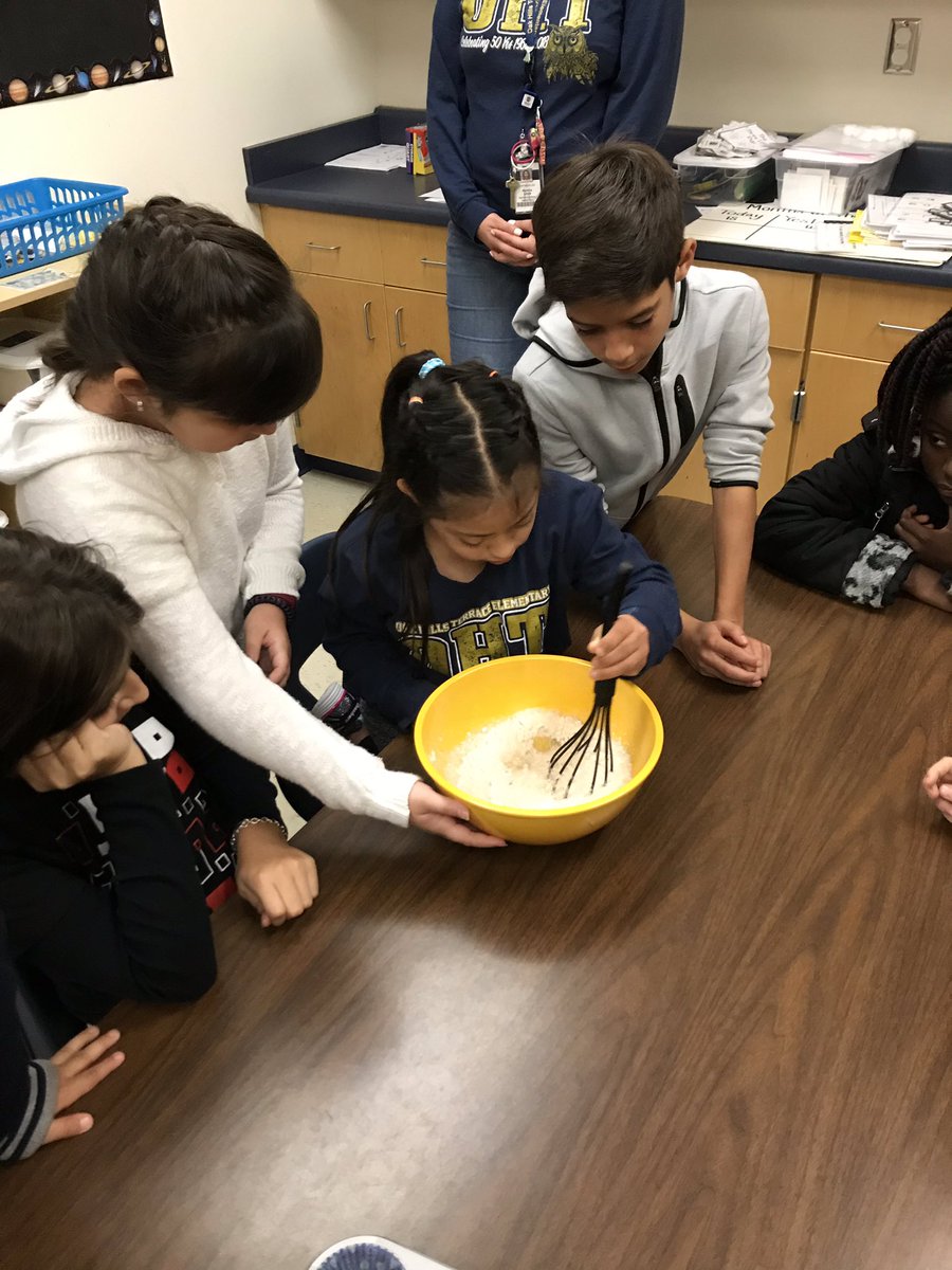 nicole_wright17's tweet photo. 5th grade leaders were so sweet helping out in ALE! #OHThoot4themoon #ALEcooking #FUNFriday https://t.co/mhlIVAv3vZ