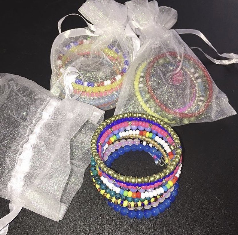 createamoon_'s tweet image. 𝑩𝒓𝒂𝒄𝒆𝒍𝒆𝒕𝒔: Our 𝑻𝑬𝑵 𝑳𝑨𝒀𝑬𝑹 wrap bracelets so cute 😍😍😍 Custom created to order 🔧🎨🛍||✨ Choose any pattern, any color, any bead✨🌙
✨ONE for $10 // TWO for $15✨
TAGS // #charmbracelet #customcharmbracelet #custombracelet #bracelet #wecreate #creativelife #DMV
