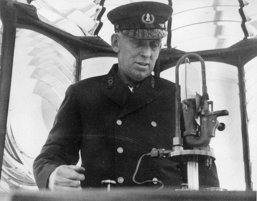 PGMuseum's tweet photo. It’s #FlashbackFriday ! Check out this 1935 photo of Point Sur Lightkeeper Thomas Henderson working on the incandescent oil vapor light inside the lighthouse’s Fresnel lens! #History #PointSur #Lighthouse https://t.co/fg2jCPb3Ss