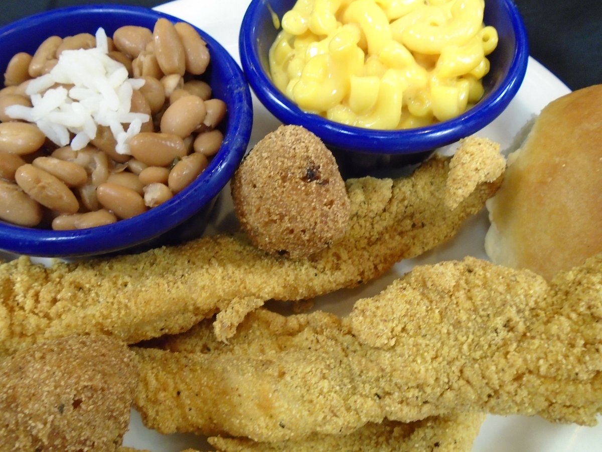 CalicoCounty's tweet photo. This weather is suggesting Comfort Food. We are suggesting @CalicoCounty. The area's leader in Comfort Food.  #ComfortFood #NuthinButScratch https://t.co/zv6SfLAbe3