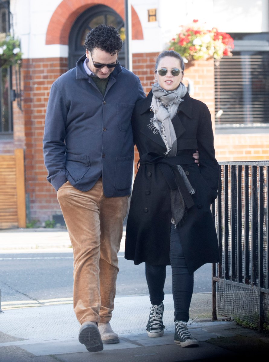FJones_Daily's tweet photo. October 22 - Out for a morning walk in London. https://t.co/59zxUga1Bx #FelicityJones #CharlesGuard https://t.co/MJIvRwNQEE