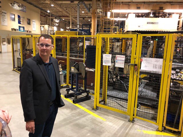 MonteMcNaughton's tweet image. Excellent tour of Vari-Form with Mayor @mayorjoannevdh and Fiat-Chrysler representatives in Strathroy today. 700 workers make automotive parts here. Our government is working everyday to ensure good paying jobs are created. #ONpoli