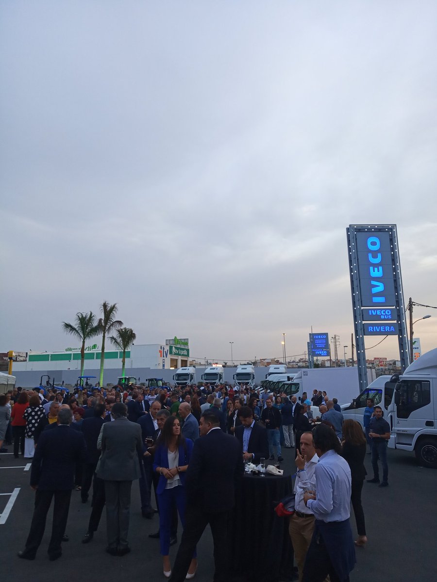 RIVERACanarias's tweet photo. Hoy hemos inaugurado nuestro nuevo concesionario en #GranCanaria ante más de 500 invitados ¡Bienvenidos! #iveco #fiat #newholland #riveraselection https://t.co/Rm6hOA402v