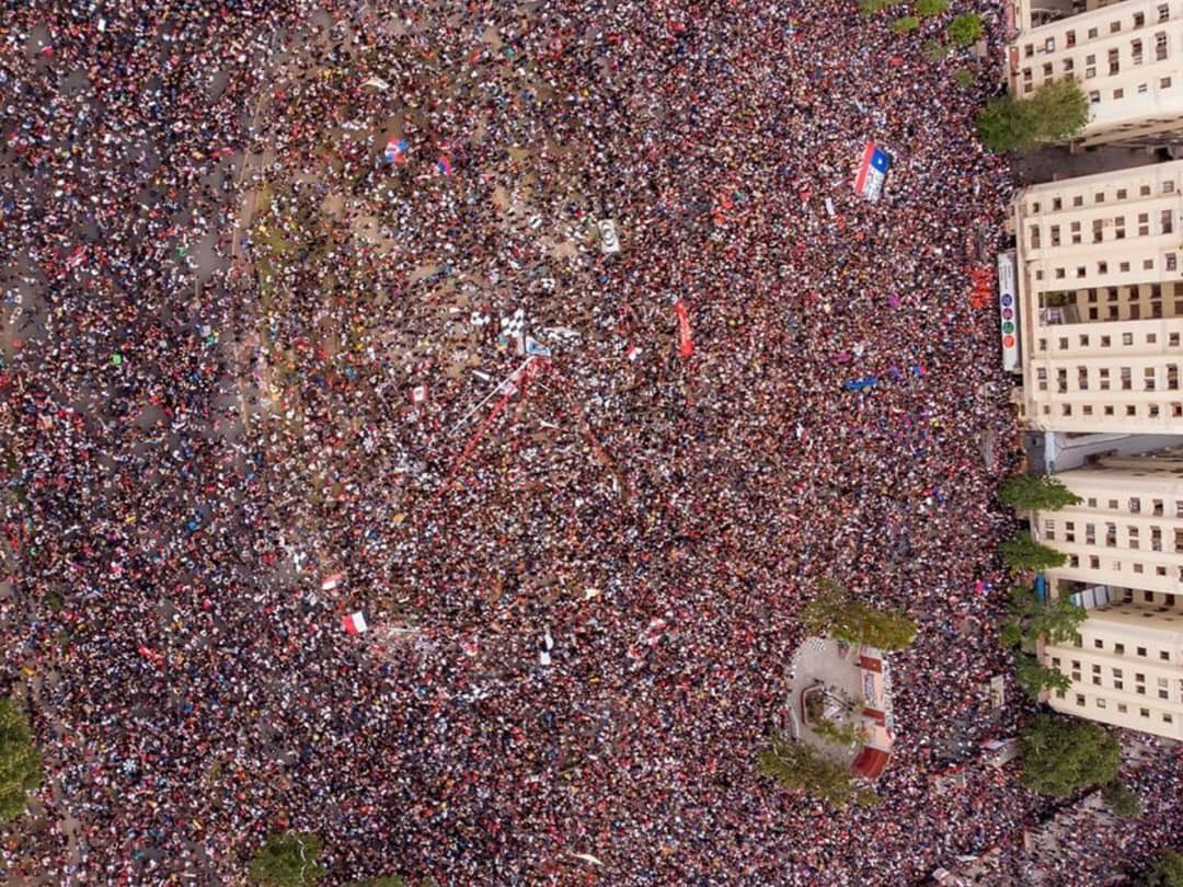 S_Schwartzmann's tweet photo. Se hizo en Santiago la concertación más grande de Chile 1.250.000, sin precedente desde el plebiscito, pero -ahora- sin políticos que la convoquen y que hagan discursos https://t.co/DL4RMMnOLB