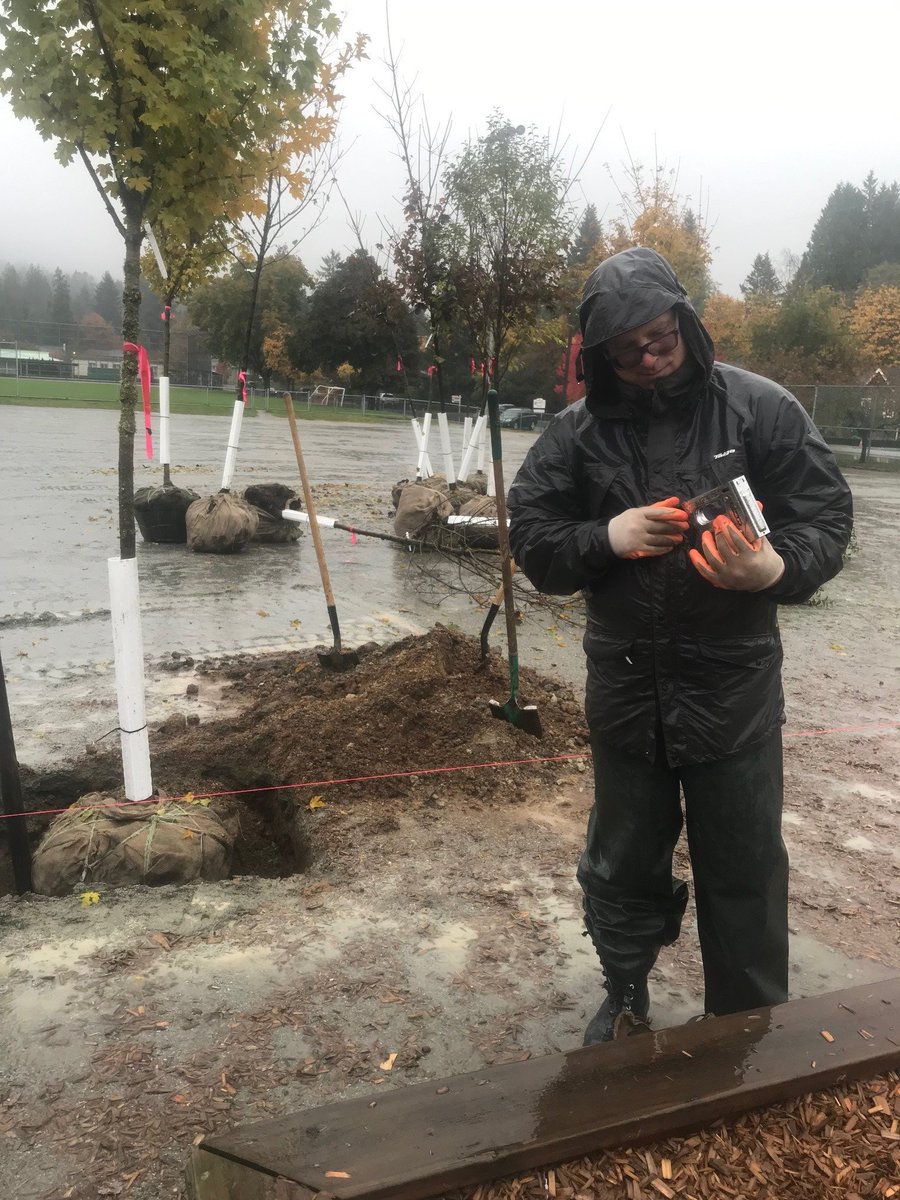 DHC_green's tweet photo. More 🌲🌲🌲 in 🏫🏫🏫!

Some of our field operations crew volunteered their time #tree planting at an elementary school in @CityOfNorthVan

Great work with @TreeCanada and @TELUS!

#treeplanting #FridaysForFuture https://t.co/aSXYiQ6v1J
