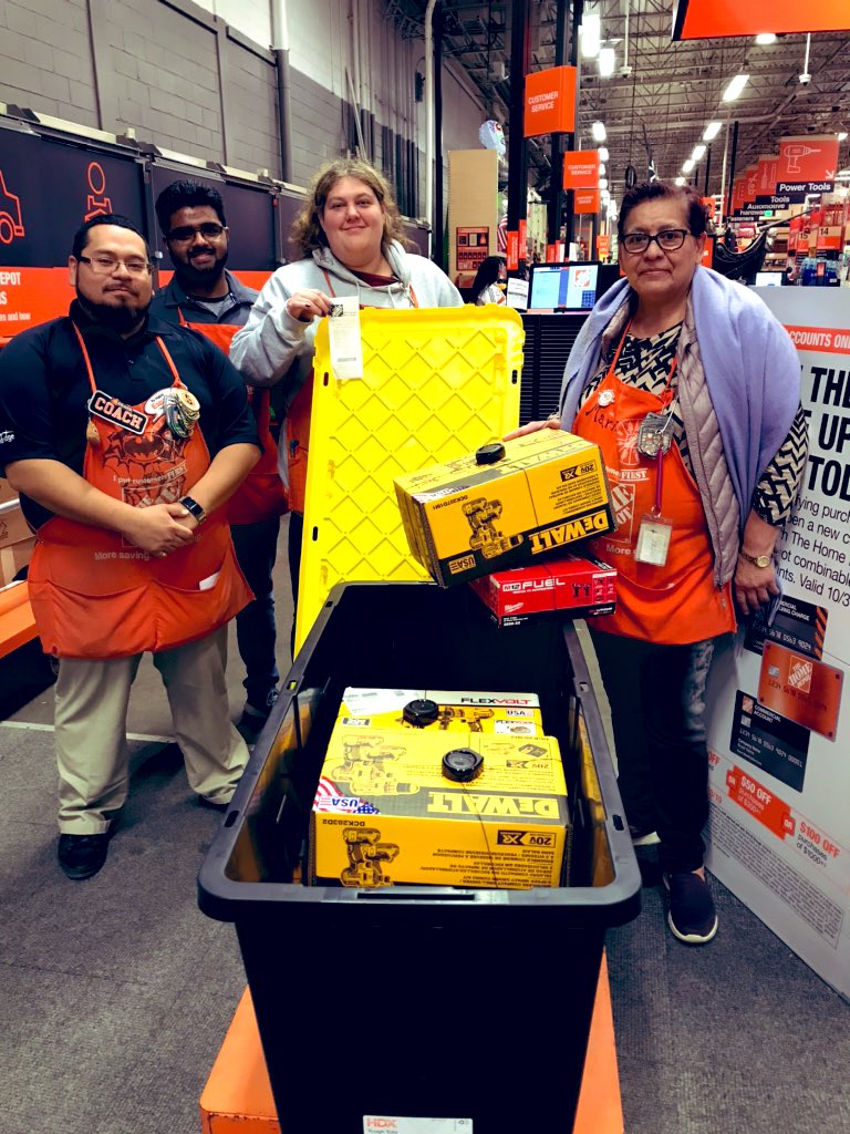 NardaStephens's tweet photo. Amazing recovery by cashier Maria👏👏$2,700. # customer service #@gonzobxny @cv81wq https://t.co/gDdC564FcW