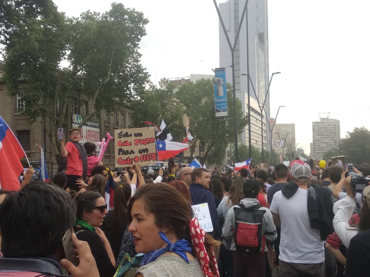Esto es un manifestar de todos ! 
Vamos por un Chile más igualitario !?