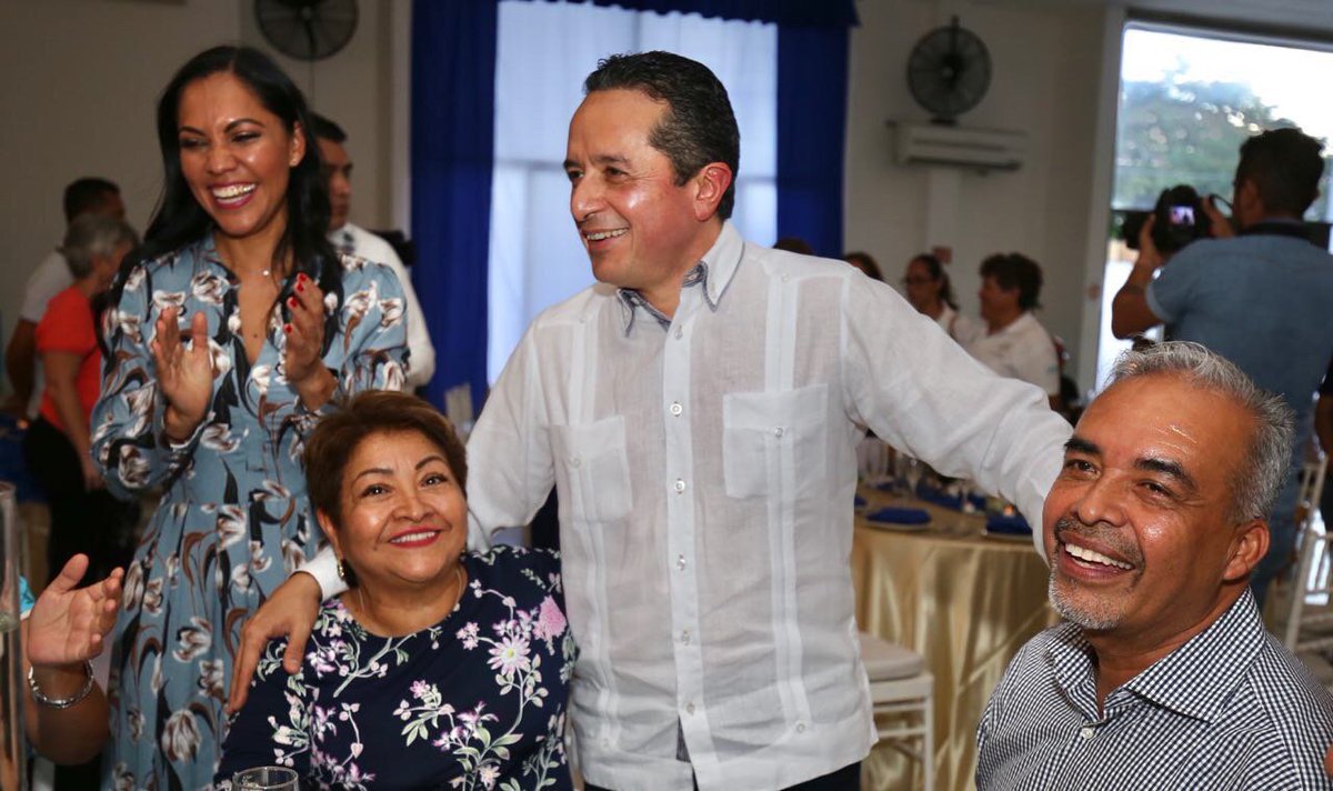 CarlosJoaquin's tweet photo. Tenemos muchos retos en el sector salud, pero contamos con un extraodinario equipo de médicos que con su mayor esfuerzo y profesionalismo atienden a quienes más lo necesitan. Hoy en #Cancún realizamos una celebración en su honor, con motivo del #DíadelMédico. @SESA_QROO https://t.co/zg8w61vUbK