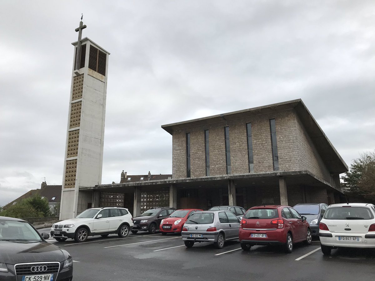 histgeoblog's tweet photo. 16. Voilà pour le #StreetArt à #BoulogneSurMer. En se promenant on trouve aussi des trucs rigolos comme cet essuie-glaces chat :-) ou cette maison visiblement occupée par des gallois et enfin cette église si typique du coin façon #Perret (il y en a une à #Etaples et à #Cucq https://t.co/XD5XVOLinz