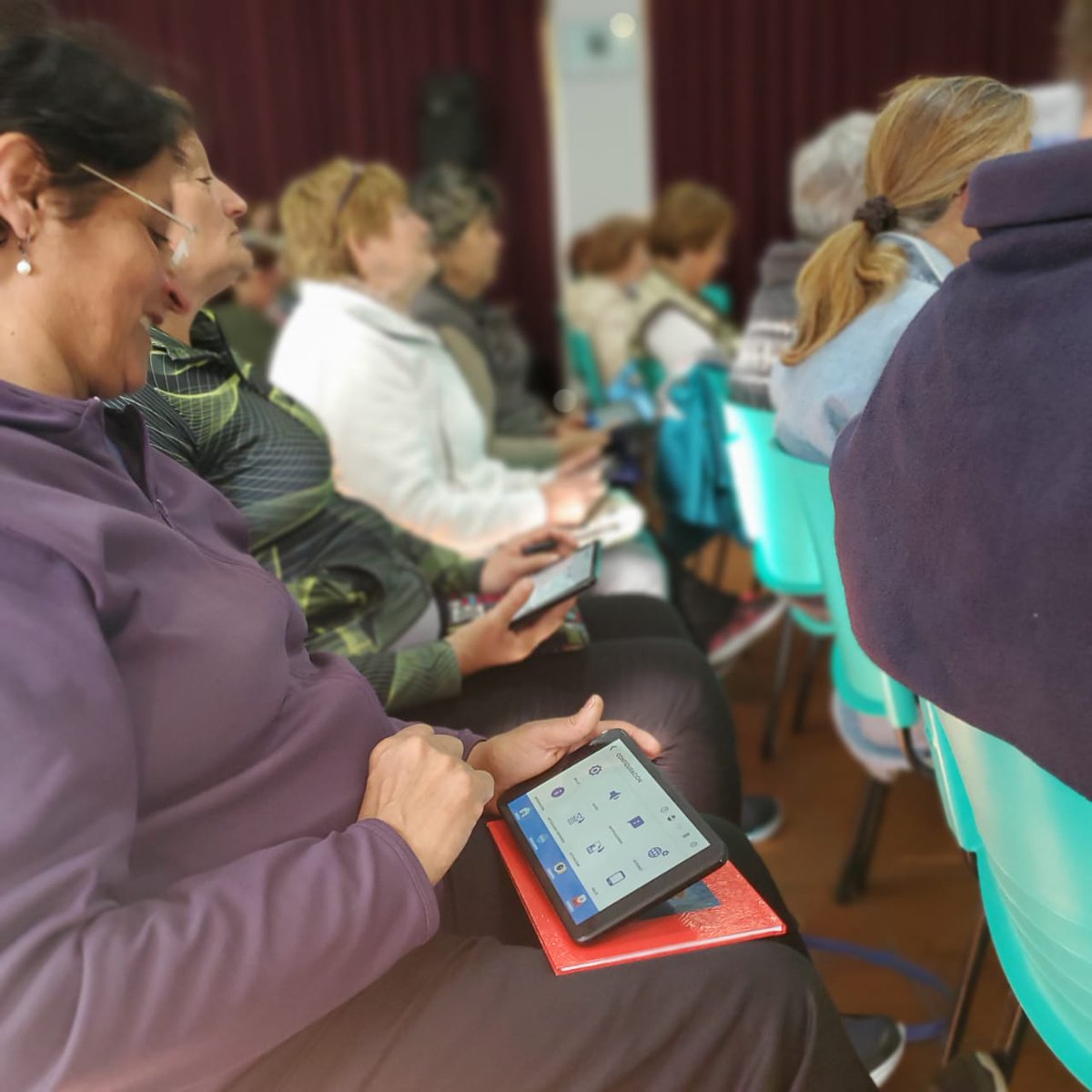 OlavAbierta's tweet photo. #MasSimple 📱👵👴

AHORA | 👉 Nuestros #adultosaayores aprenden a usar sus tablets

Gracias @ENACOMArgentina por el trabajo conjunto 👏👏 https://t.co/R3SINsgYwn