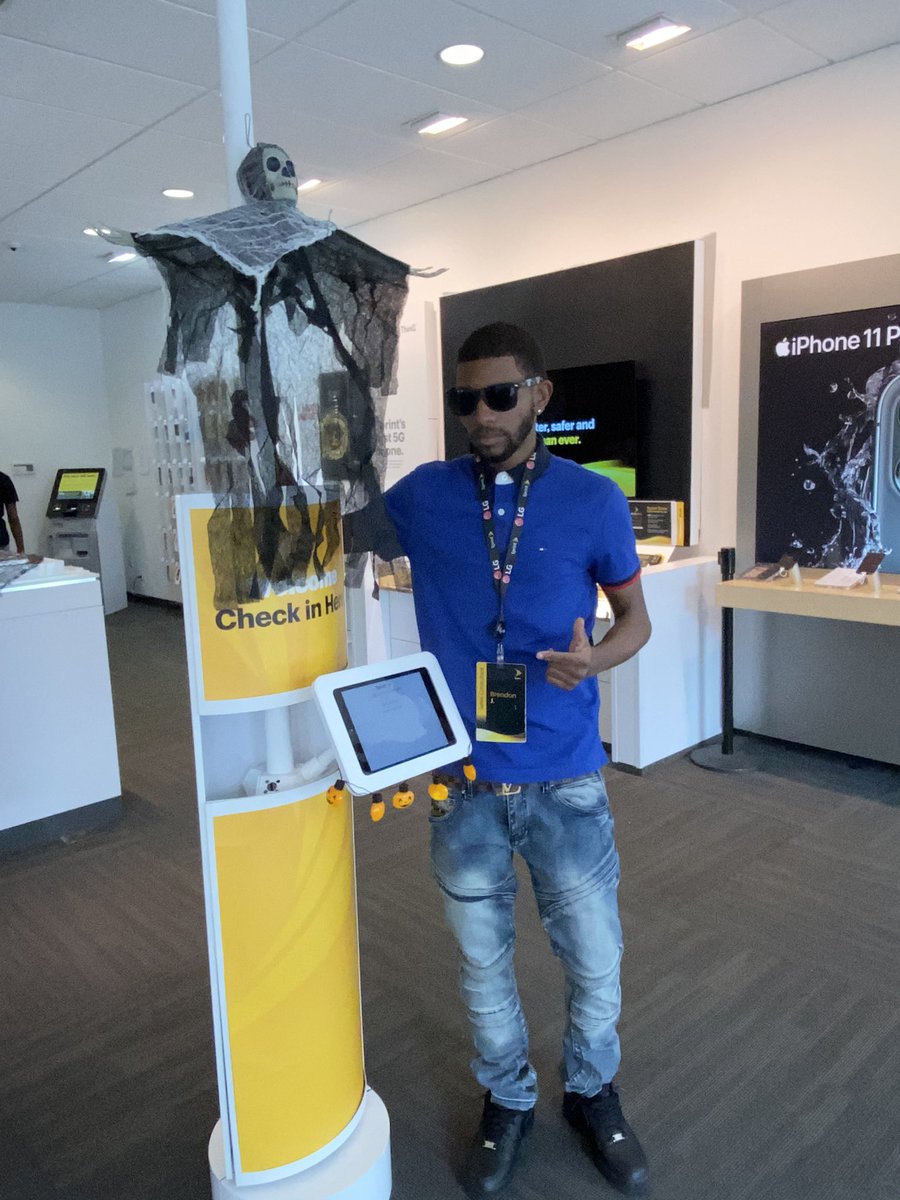 SprintHP's tweet photo. SPOOKY FRIDAY @ HYDE PARK 🎃🧡 COME IN FOR SPRINT SAZZLING WEEKEND 🤗 https://t.co/7ExnQAxIVv