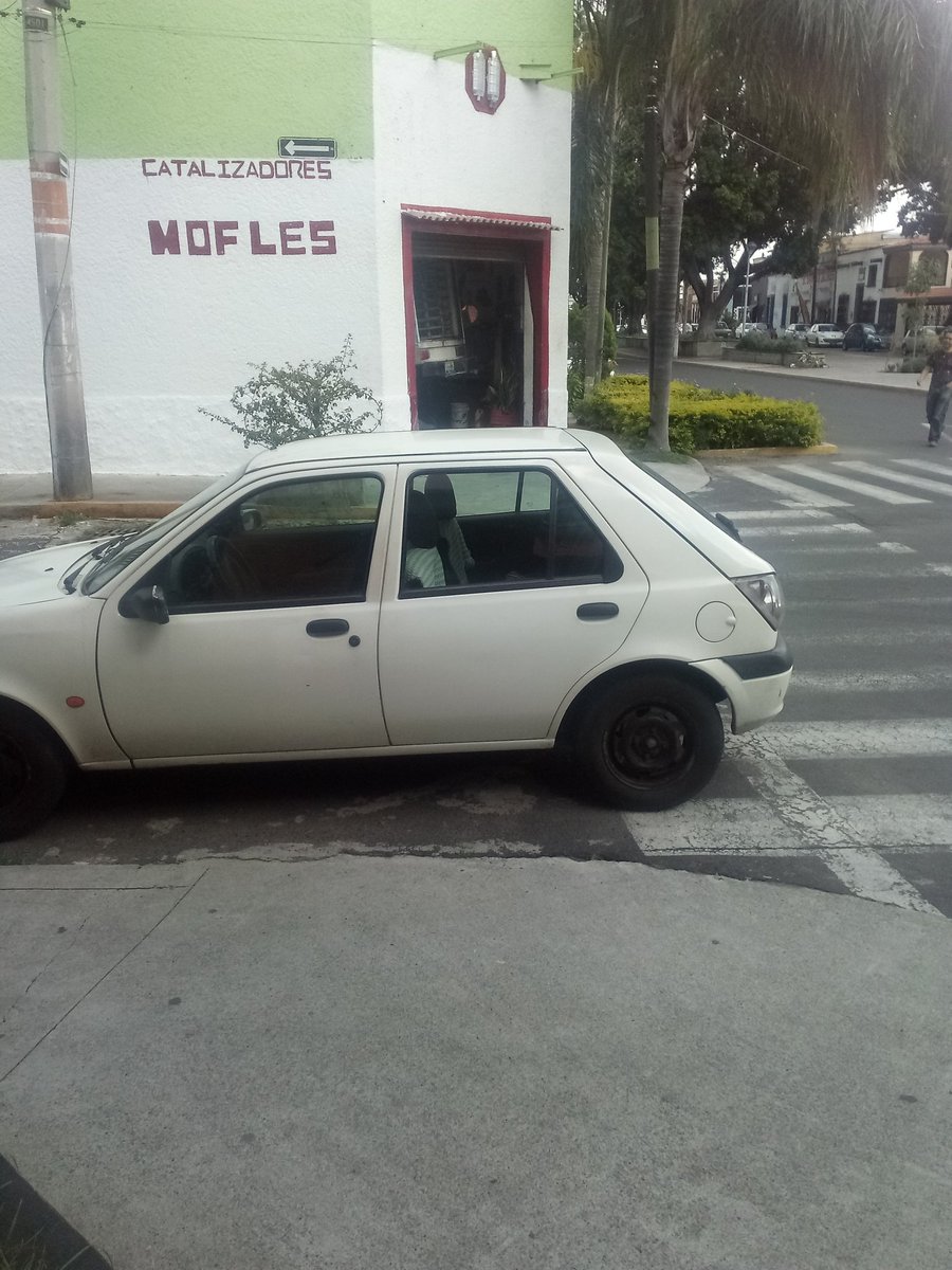 QuepasaGdl's tweet photo. El lacesquina de Juan Manuel y Nicolás Romero ésto es cosa de todos los días, bloquean las rampas #Guadalajara

@movilidadGDL @Trafico_ZMG https://t.co/OEsRLtDsn6