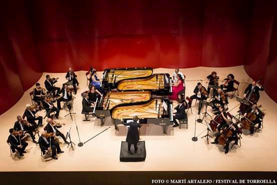 Dear Friends, prepare for an unusual project 😊 This is how the stage in Poznan will look like. Four winners of #Chopin competitions, the audience's favourite, will perform concerts for 4, 3, 2, and 1 piano together with @AmadeusACO. All at once!