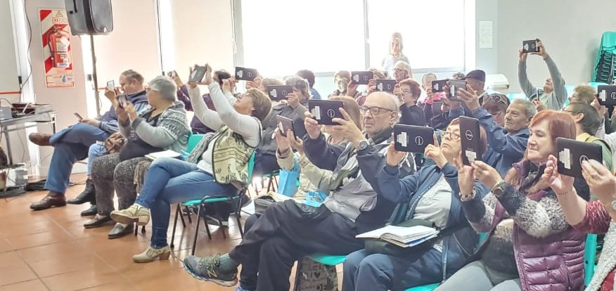 OlavAbierta's tweet photo. ¡ El momento de la foto 👴👵🤳🏻!

▶Capacitación a los 2500 adultos mayores que recibieron su tablet en #Olavarria gracias al programa #MasSimple https://t.co/9EBTxHURCO