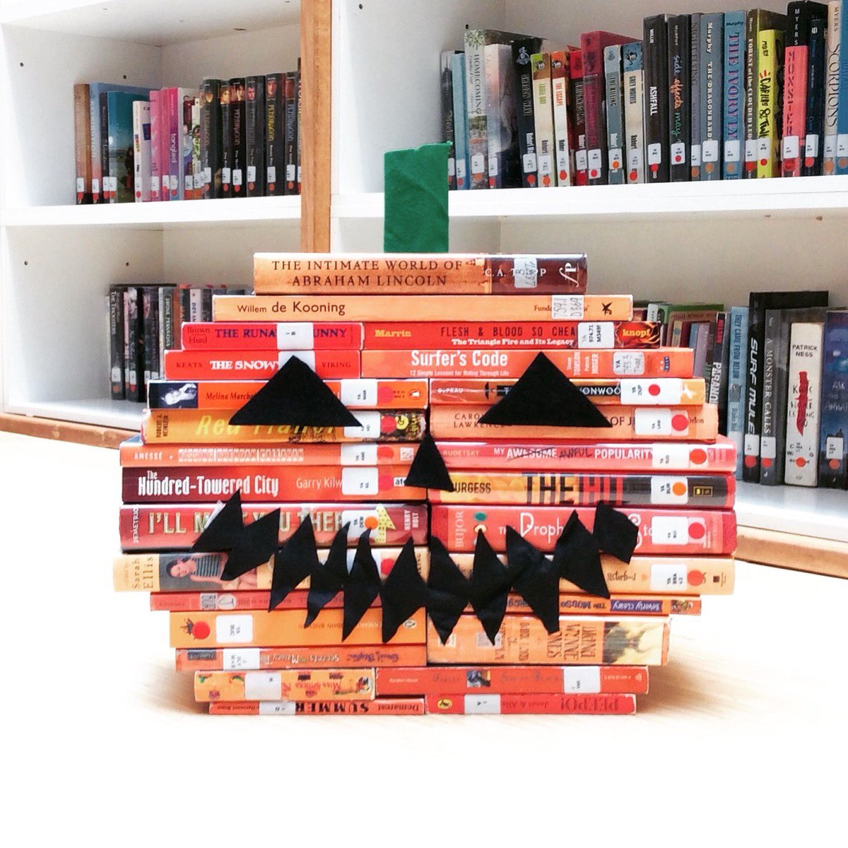 skesliencharles's tweet photo. Starting to feel like #Halloween! Love this image from @amerlibparis! #happiestwhenreading #lovebooks https://t.co/vDNN5WOzEK