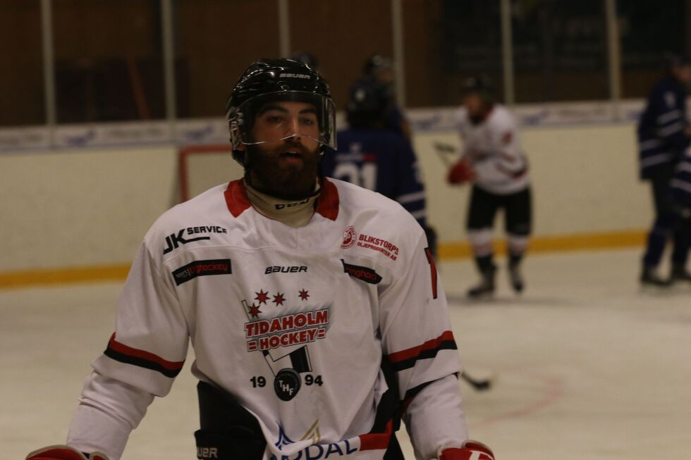 Alexander Yacob hänger på poängligatoppen. Se två av hans tre mål för <a href="/tidaholmhockey/">Tidaholms HF</a> mot Falköping Blue Riders i artikeln. 👇

vastgotabladet.se/article/yacob-…