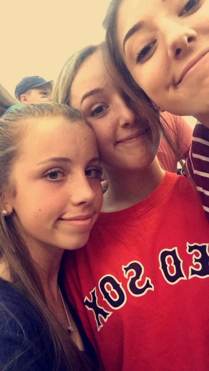_juliamaiolo's tweet photo. Happy 18th birthday to my bff @katebailey25 💜💜ily https://t.co/X90JYRb7aY