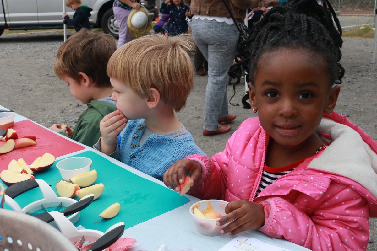 VDHLiveWell's tweet photo. We wrapped up #VAFarmtoCACFP Week with some fun activities with the @vcuhealth VDOT Day Care! The kids made pumpkin dip with apples with the @BonSecours #ClassARoll , visited with the @VaAgriculture bees, and tasted and colored fall veggies with the @VDHgov CACFP team.
#vacacfp https://t.co/vRGZ6FDi8v