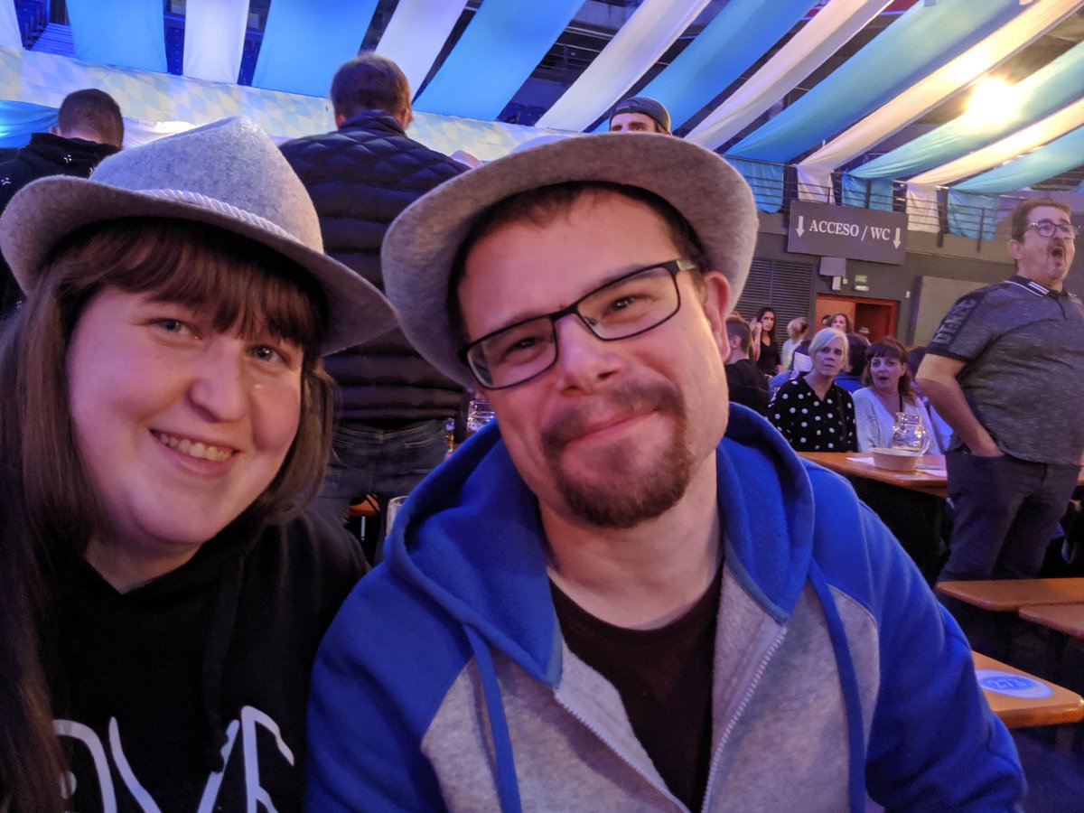 Noche de #octoberfest con <a href="/DanPoz89/">Dani</a>