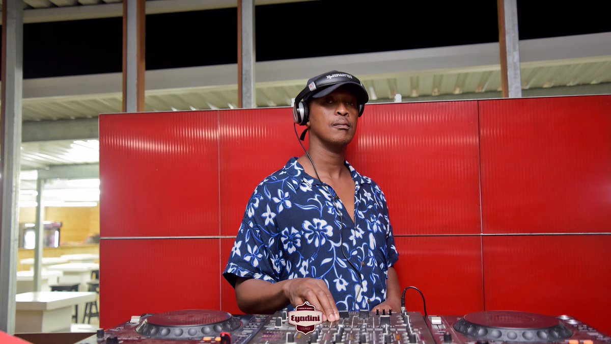 eyadini_lounge's tweet photo. It’s officially Friday O’clock &amp;  Eyadini Lounge 📍 Presents to you the #StrongFriday 📆  experience by @strongbow 🍻🍺 If you are summer ready and thirsty today, grab yourself a strong bow, enjoy some shisanyama &amp; uncapped entertainment by our resident DJ’s. https://t.co/bi7pbamzXo