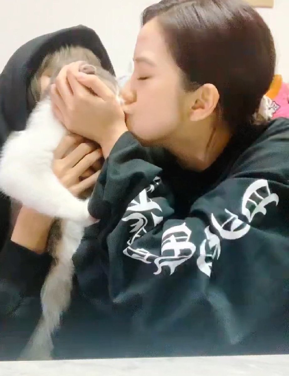 chichichu7's tweet photo. ลิซ่าจะมีแมวกี่ตัว แต่ลีโอคือยืน1 #LEOslim #lisoo https://t.co/92aLDCi61X