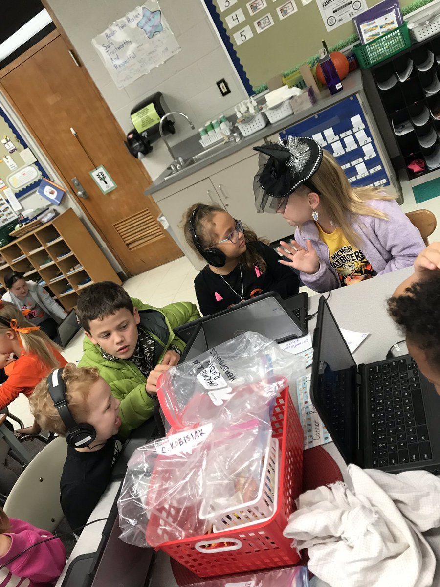 LacrossLindsay's tweet photo. Math fun with our kindergarten buddies today! @myLSPS @VioletAllStars https://t.co/mEQfNA1MlP