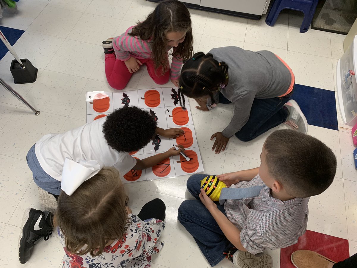 LBDonatelli's tweet photo. First graders coding their beebots in @bmes1stgrade room! I was so impressed with how quickly they were able to catch on to the steps! #bmesinnovates #engageycsd @kecagle @dreitzbmes @Beebots24 https://t.co/x0xDOyxi5w