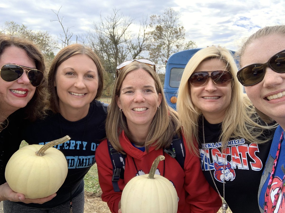MrsNortonBMES's tweet photo. Field trips are the most fun!! Perfect fall day for our trip!
#2ndgradeisPAWsome https://t.co/Ekw27FTfxK