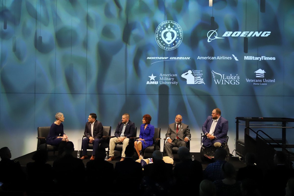 Thank you #Team43 for representing continued leadership &amp; resilience! Thanks to <a href="/AVCupdate/">American Veterans Center</a> for spotlighting #PortraitsofCourage &amp; our veterans! Thank you <a href="/JenGriffinFNC/">Jennifer Griffin</a> for hosting. Watch <a href="/FoxBusiness/">FOX Business</a> on Sunday, Nov. 10th at 4pm EST to see this moving discussion. @bushcenter